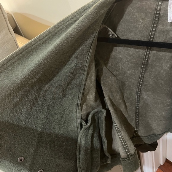 FREE PEOPLE Army Green Cropped asymmetrical Jean jacket, size XS - Picture 5 of 6